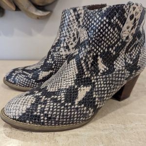 Vionic snake print booties size 7.5M cream and black